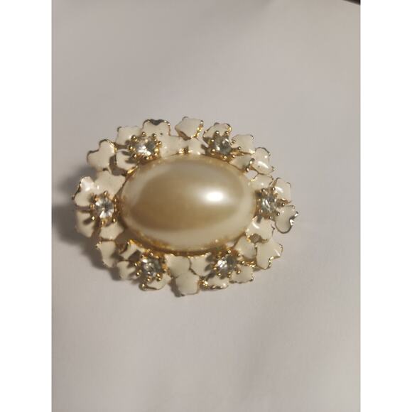 Vintage brooch white with clear stones and large white center stone - Picture 1 of 7